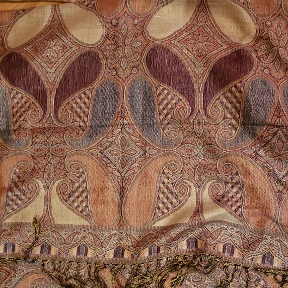 Scarfs,and wraps - Picture 7 of 8